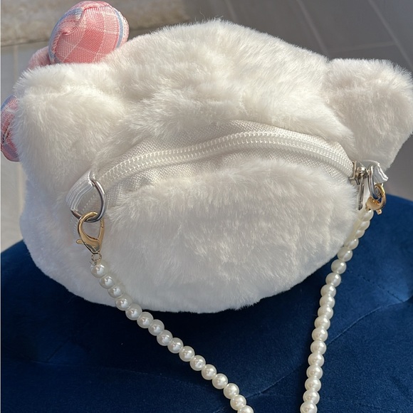 Hello kitty plush purse with pearl chain - Picture 2 of 5